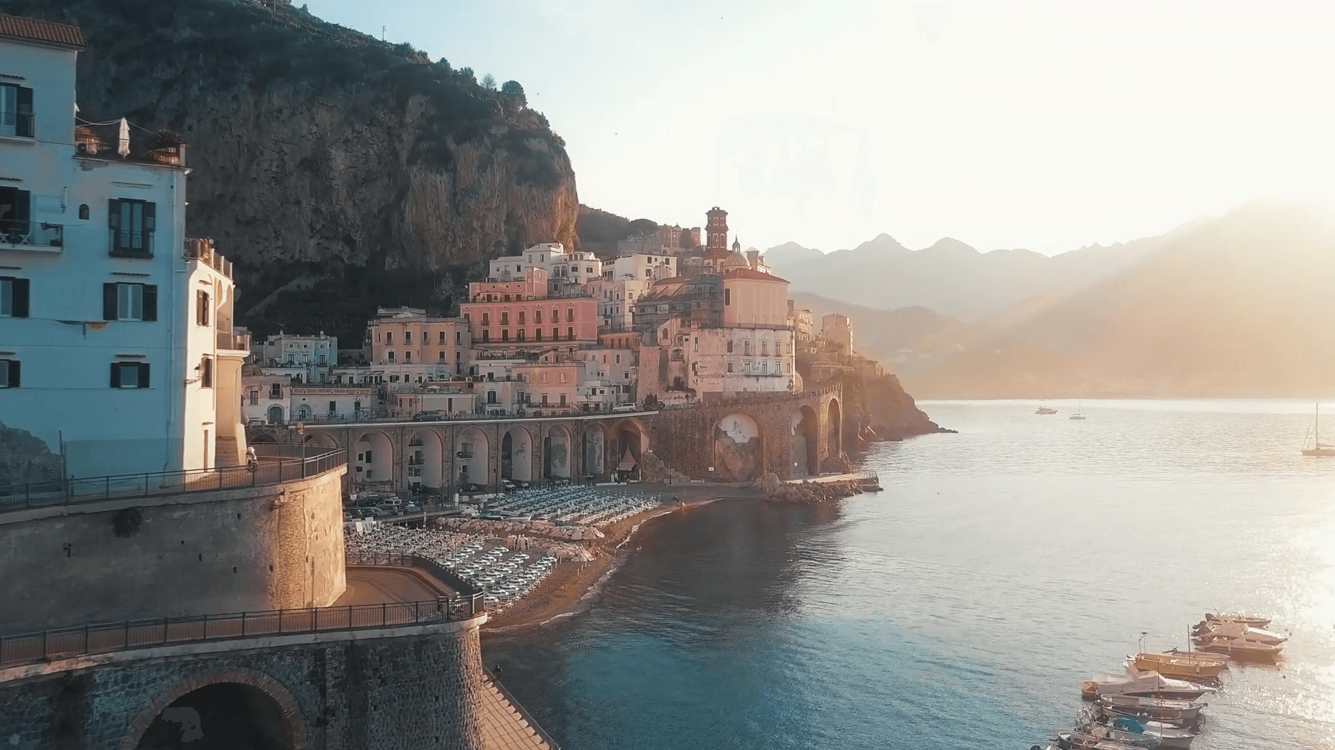 Zeigt einen Sonnenaufgang an der Amalfi Küste.